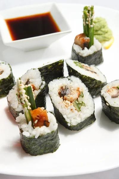 Sushi z sosem sojowym — Zdjęcie stockowe