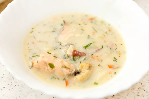 Сливочный суп с лососем — стоковое фото