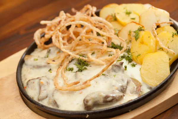 Assiette de viande avec pommes de terre — Photo