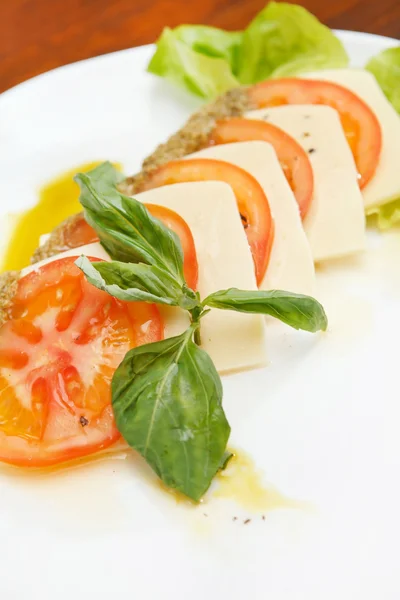 Mozzarella con tomate y albahaca —  Fotos de Stock