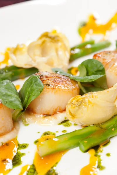 Baked scallops with asparagus — Stock Photo, Image