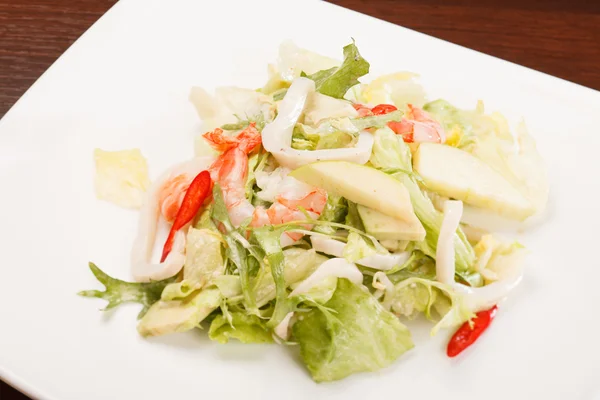 Salat mit Tintenfischen und Garnelen — Stockfoto
