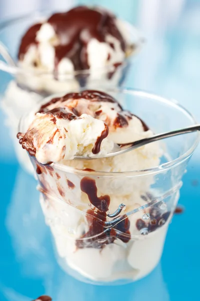 Vanília fagylalt csokoládéval — Stock Fotó