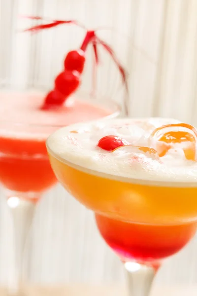 Cocktails in der Bar — Stockfoto