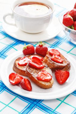 Fransız tost pudra şekeri ve çilek ile