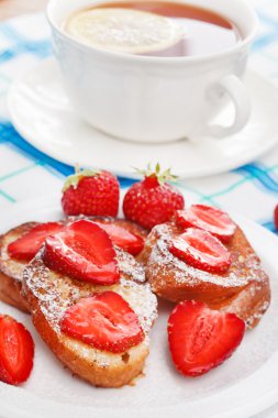 Fransız tost pudra şekeri ve çilek ile