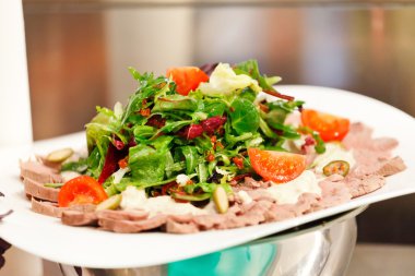 gebraden vlees met salade