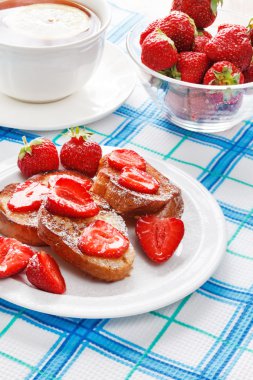 Fransız tost pudra şekeri ve çilek ile