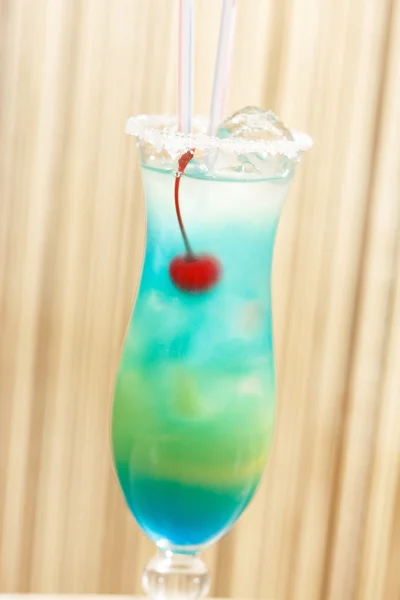 Blauwe cocktail met kers — Stockfoto