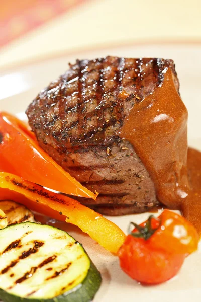 Steak mit gegrilltem Gemüse — Stockfoto