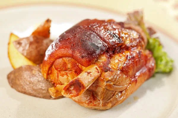 Nudillo de cerdo asado con patatas — Foto de Stock