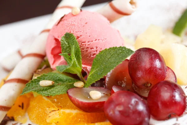 Postre sabroso con helado y frutas — Foto de Stock