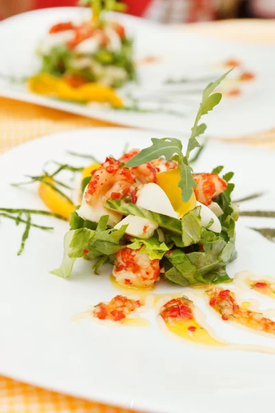 Salada de verão com camarões — Fotografia de Stock