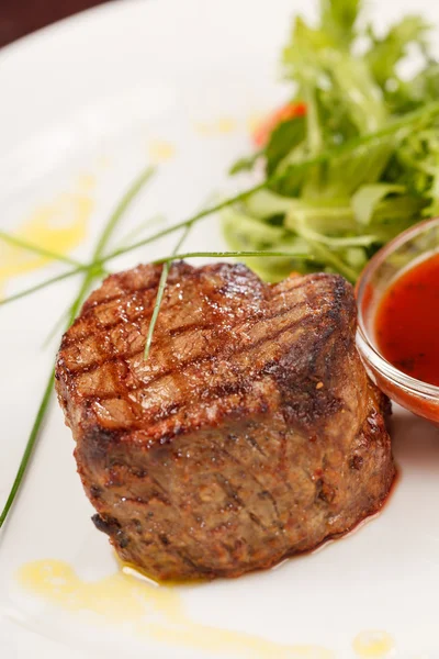 Grilovaný steak s omáčkou — Stock fotografie