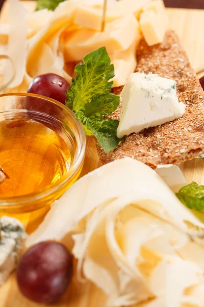 葡萄和蜂蜜奶酪拼盘 — 图库照片