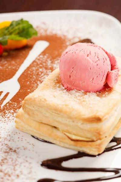 Puff pastry with ice cream — Stock Photo, Image