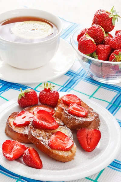 法国面包与糖粉和草莓 — 图库照片