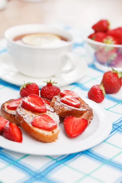 Γαλλικά τοστ με ζάχαρη άχνη και μια φράουλα — Φωτογραφία Αρχείου