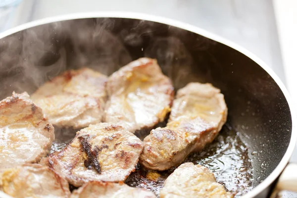 Postrzępione na wycieranie patelni mięso — Zdjęcie stockowe