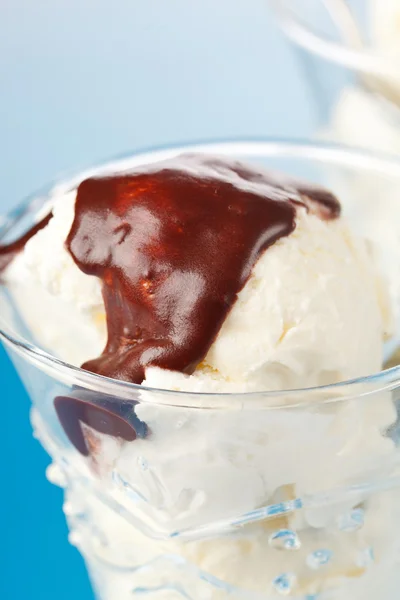 Vanilková zmrzlina s čokoládou — Stock fotografie