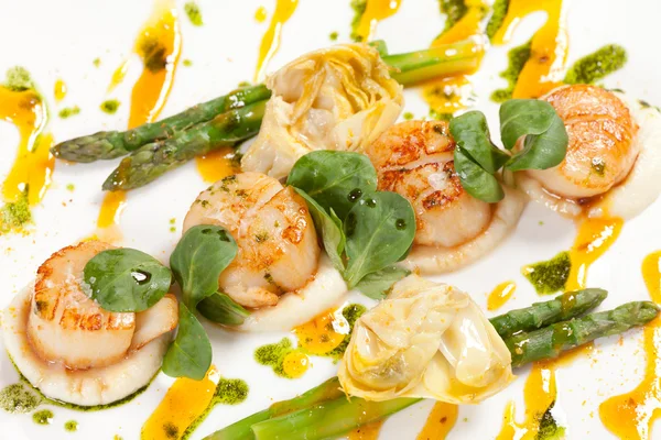 Baked scallops with asparagus — Stock Photo, Image