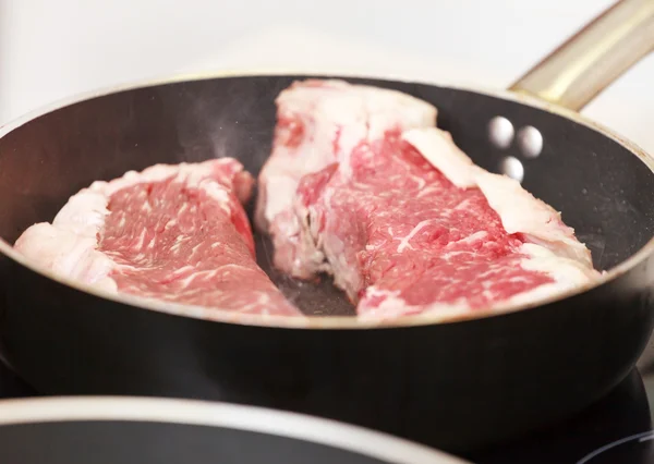 Steak de bœuf dans une poêle — Photo
