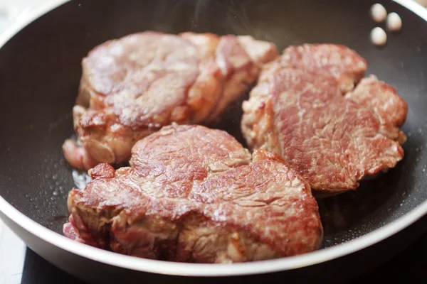 Bir tavada sığır eti biftek — Stok fotoğraf
