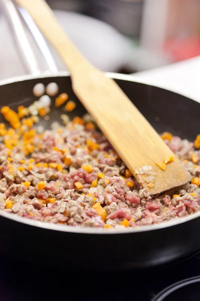 Vlees in de pan — Stockfoto