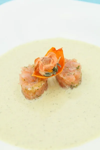 Sopa de creme com salmão — Fotografia de Stock
