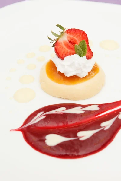 Włoski panna cotta deser z truskawkami — Zdjęcie stockowe