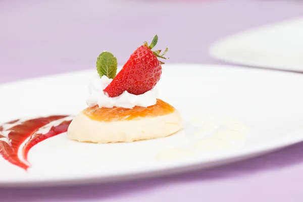 Dessert italien panna cotta à la fraise — Photo