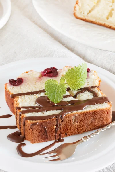 Pastel con chocolate y cereza — Foto de Stock