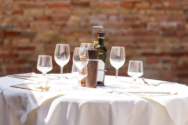 Vin på bordet — Stockfoto
