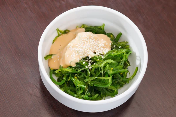 Салат из морских водорослей Чука, украшенный семенами кунжута — стоковое фото