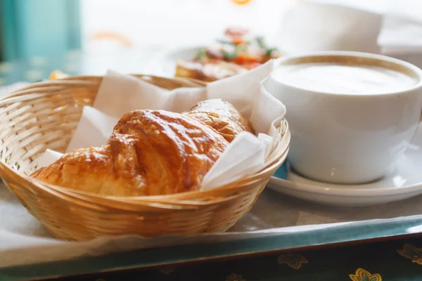 Croissant és egy csésze kávé — Stock Fotó
