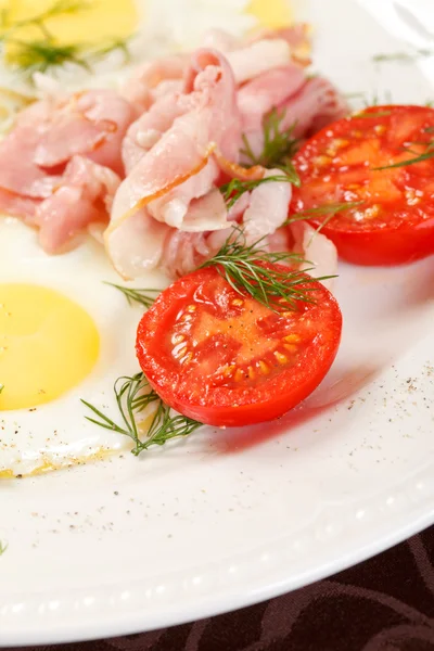 Gebakken eieren met spek en groenten — Stockfoto