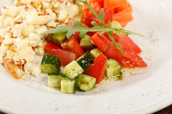 Stock image Scrambled eggs with salmon and vegetables