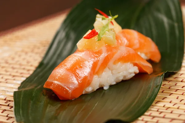 Sushi na folha — Fotografia de Stock