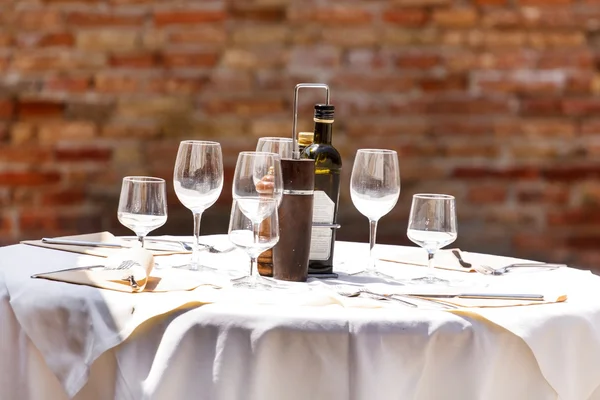 Wino na stole — Zdjęcie stockowe
