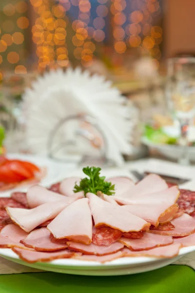 Мясо на тарелке — стоковое фото