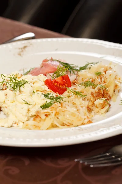 ไข่สับกับเบคอนและมะเขือเทศ — ภาพถ่ายสต็อก