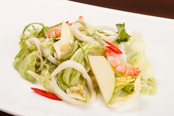 Salade met inktvis en garnalen — Stockfoto