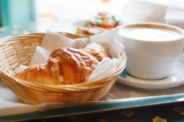 Croissant und eine Tasse Kaffee — Stockfoto