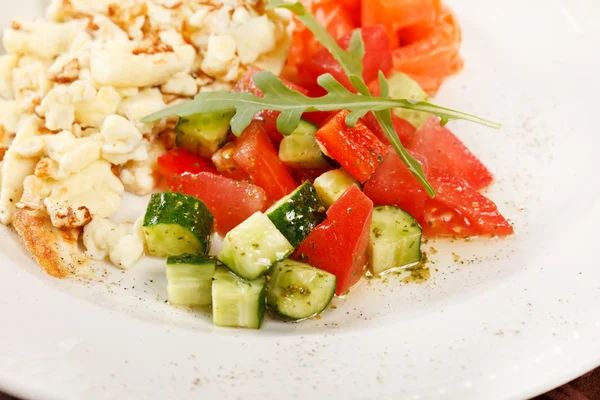 stock image Scrambled eggs with salmon and vegetables