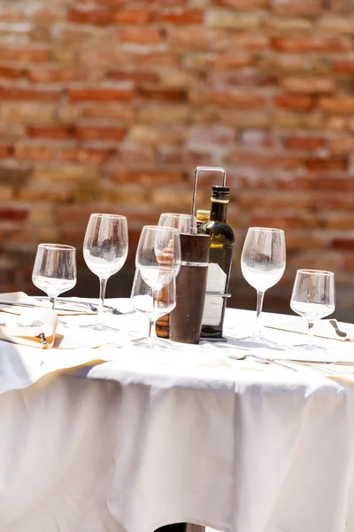 Wino na stole — Zdjęcie stockowe