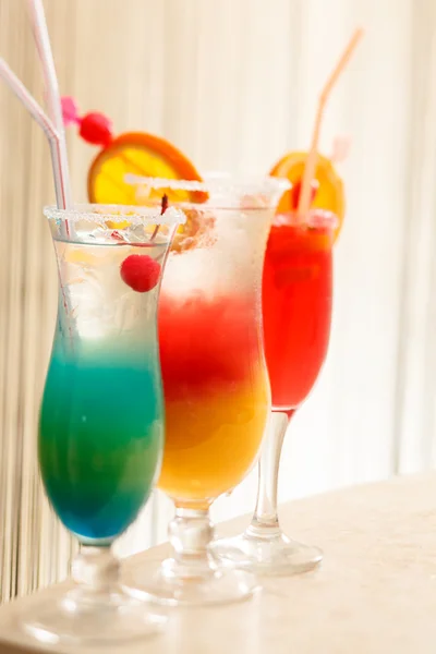 Cocktails no bar — Fotografia de Stock