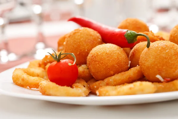 Anillos de cebolla frita y bolas de queso — Foto de Stock