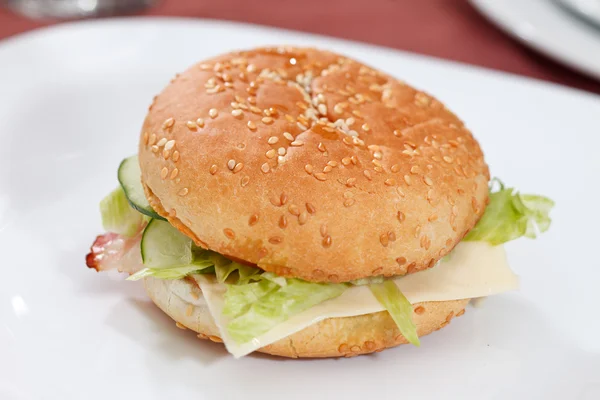 Cheeseburger sul piatto bianco — Foto Stock
