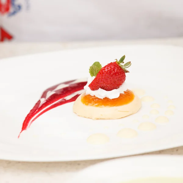Italian panna cotta dessert with strawberry — Stock Photo, Image
