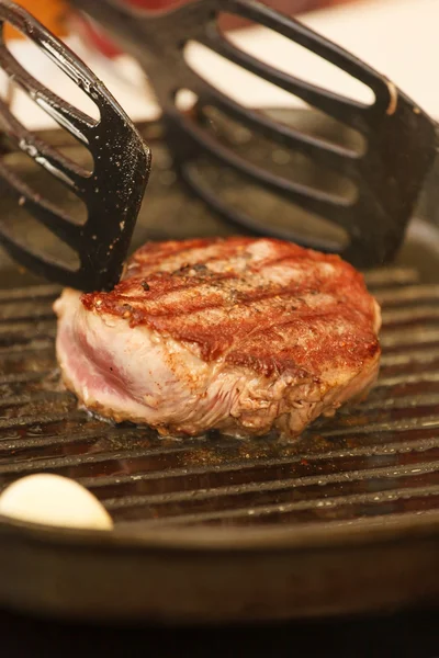 Biefstuk in een koekenpan — Stockfoto